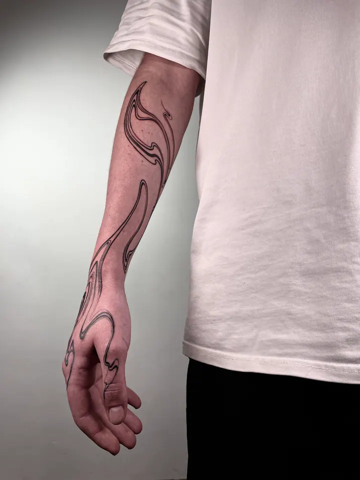 Flowing abstract tattoo on the forearm and hand