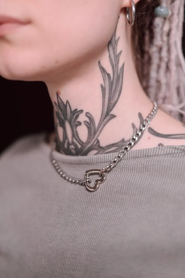 Chain necklaces and chokers worn on the body