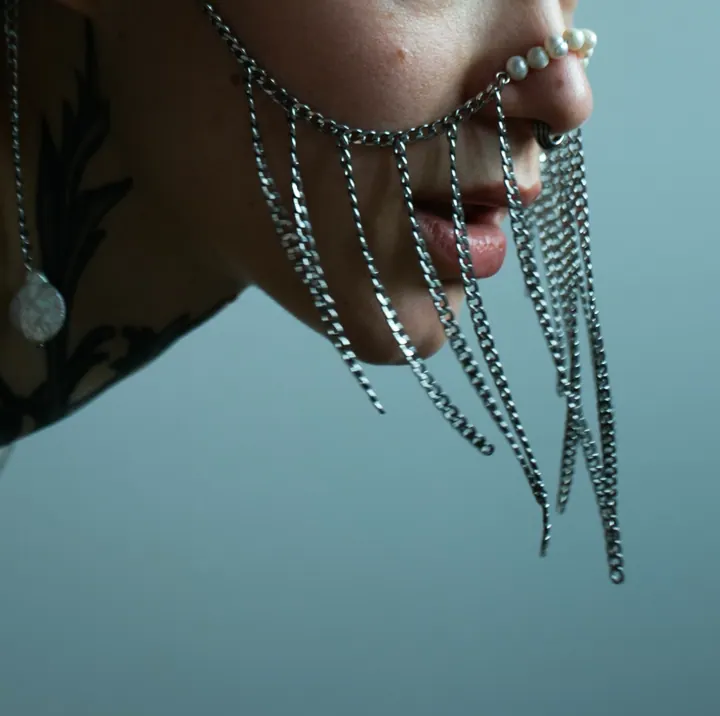 Face jewelry made of draped chains
