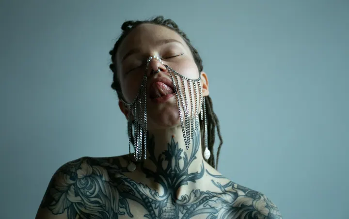 Face jewelry made of draped chains
