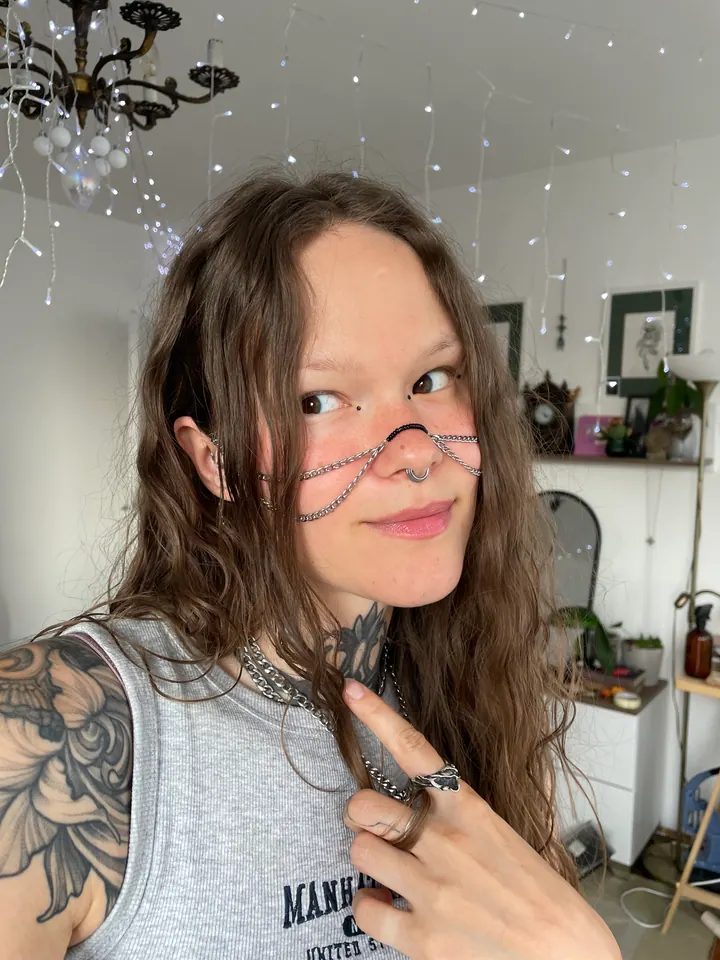 Face jewelry made of draped chains