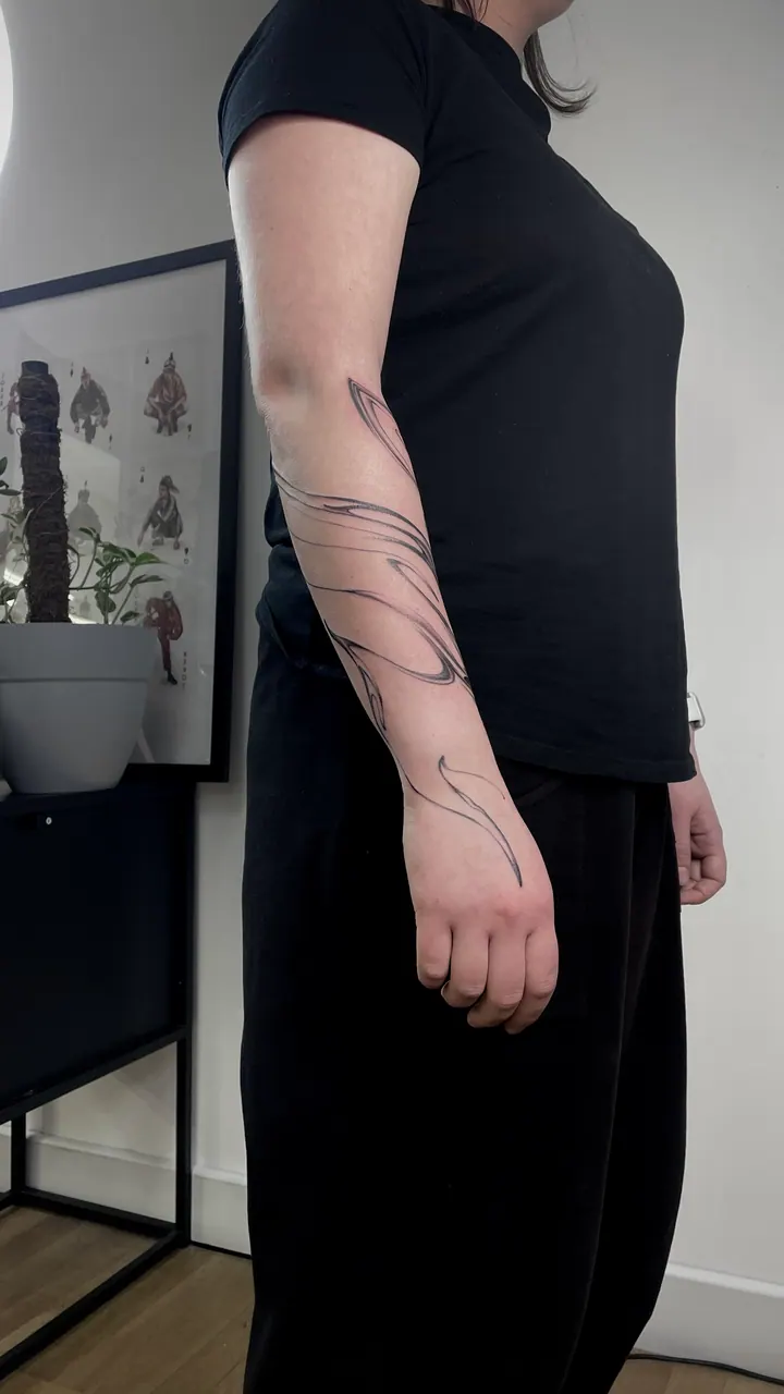 Abstract tattoos with flowing lines on the forearm