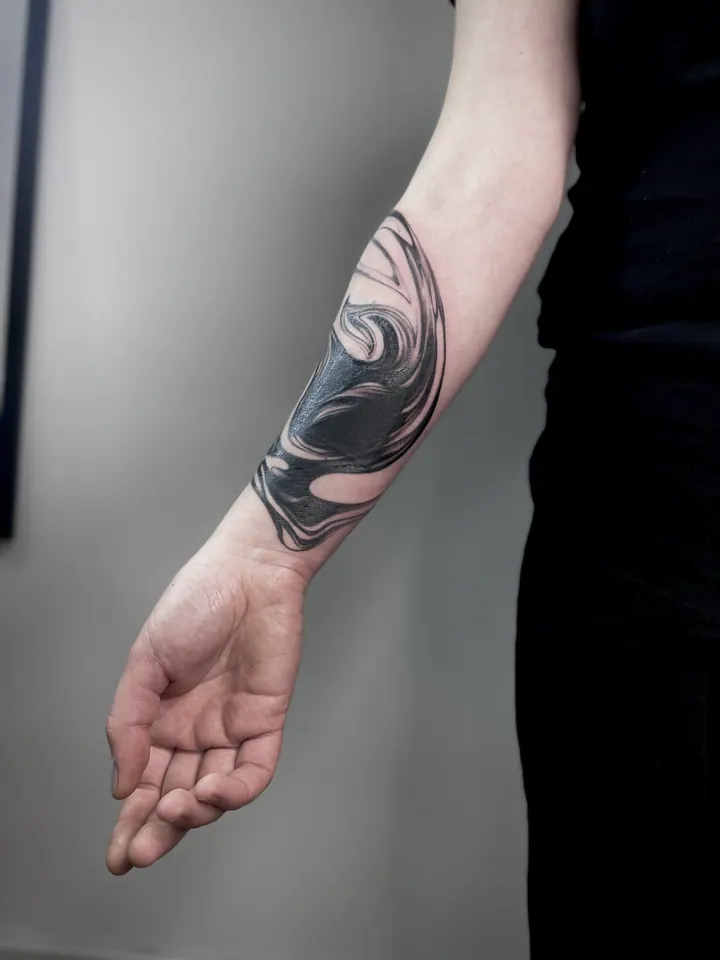 Abstract tattoos with flowing lines on the forearm