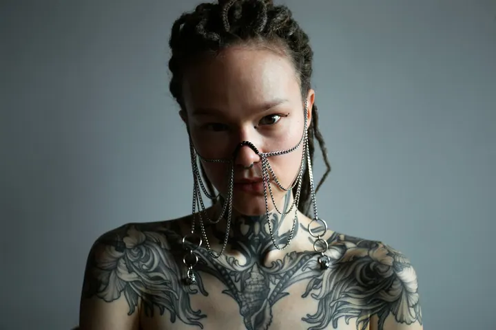 Face jewelry made of draped chains