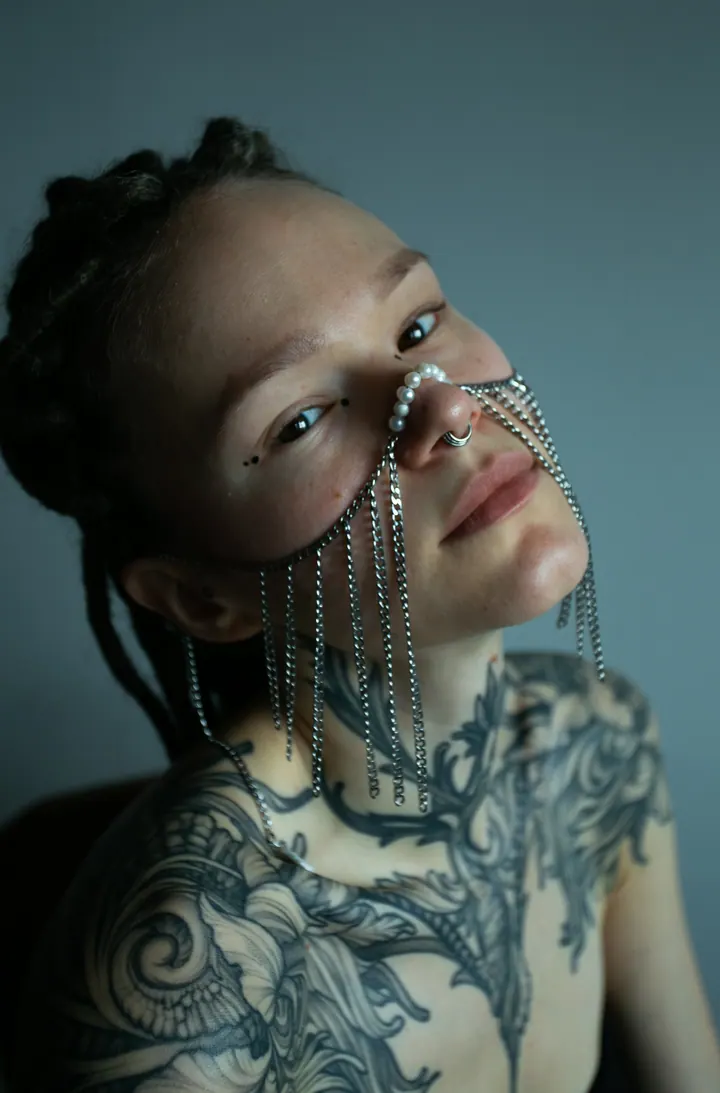 Face jewelry with cascading silver-colored chains